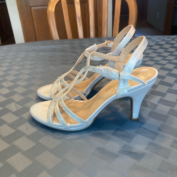 Dream Pairs 3” White Sparkle Heel - Size 8 - Picture 4 of 6